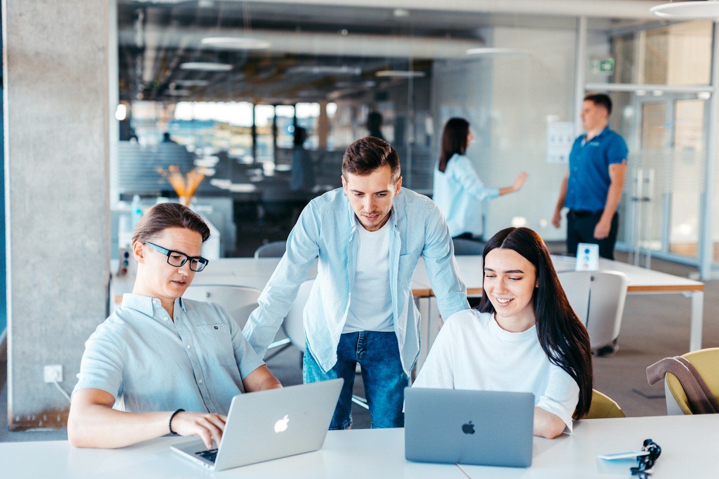 Команда працює в офісі